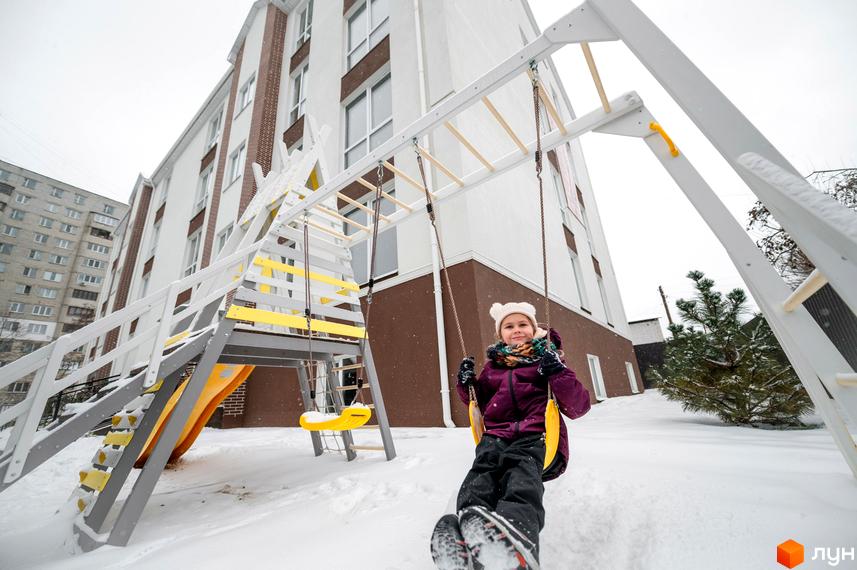 Дитячий майданчик біля новобудови ЖК SMART IDEA. Зовнішній вигляд будинку та прибудинкова територія в зимовий період.