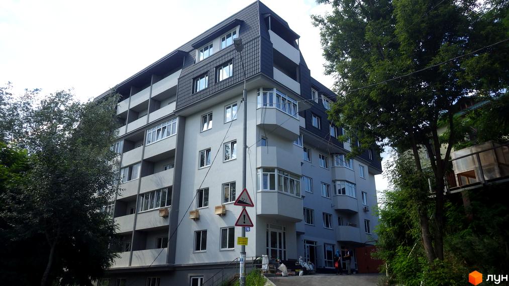 Житловий комплекс Віконт з сучасним фасадом та прибудинковою територією, оточений зеленими насадженнями.