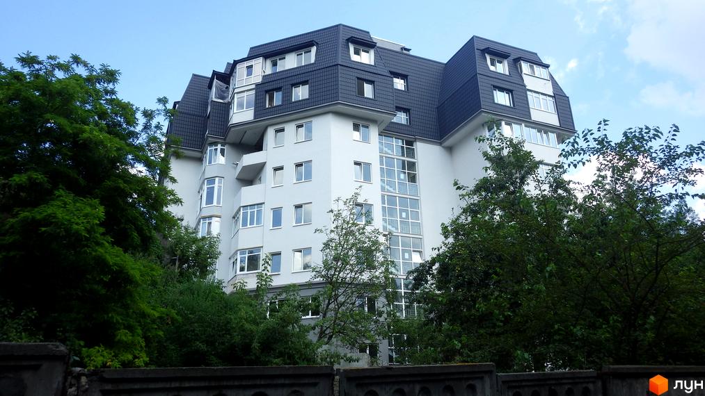 Житловий комплекс Віконт з сучасною архітектурою, оточений зеленими насадженнями та деревами.