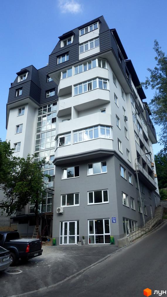 Житловий комплекс Віконт з сучасним фасадом та великими вікнами, прибудинкова територія з паркувальними місцями.