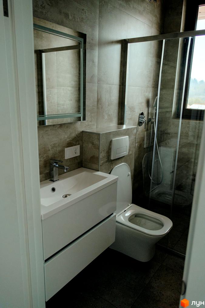 Сучасний інтер'єр ванної кімнати в житловому комплексі КМ Little Italy Apartments з душовою кабіною та раковиною. Опис новобудови.