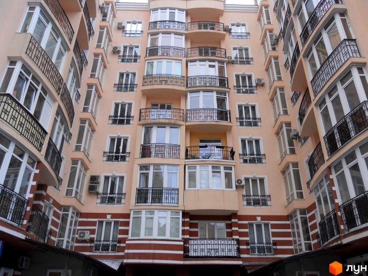 Фасад житлового комплексу Посольський з численними балконами та вікнами. Зовнішній вигляд новобудови з багатоповерховими секціями.