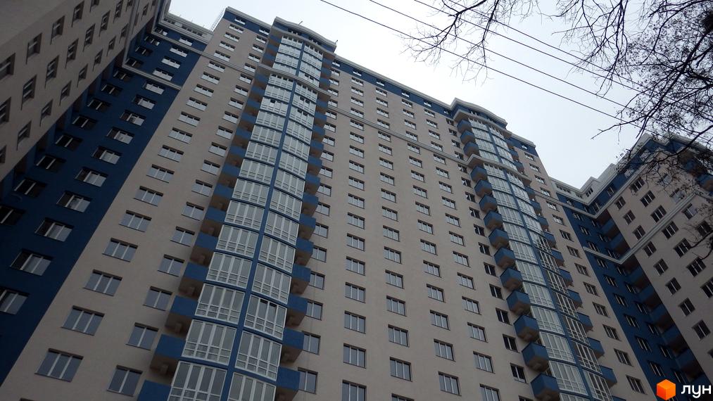 Зображення фасаду багатоповерхового будинку Житлового комплексу Старокиївський. Вигляд новобудови з великою кількістю вікон та балконів.