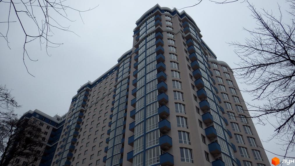 Зображення фасаду Житлового комплексу Старокиївський. Висотна будівля з великою кількістю вікон та балконів.