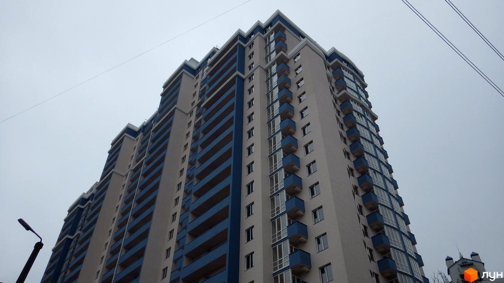 Зображення багатоповерхового будинку Житлового комплексу Старокиївський з балконами. Вид на фасад та частину будівлі.