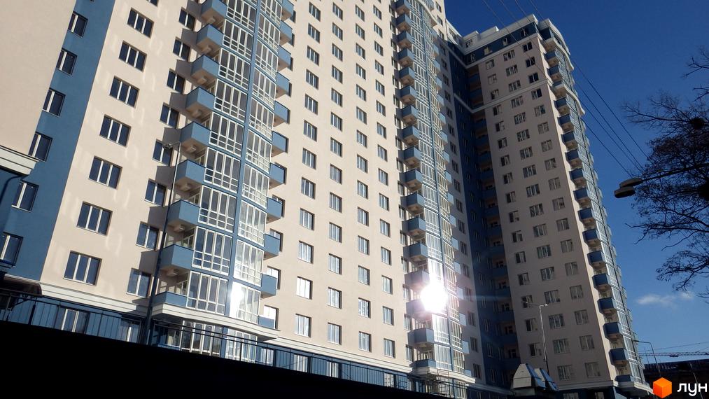 Зображення фасаду багатоповерхового будинку Житлового комплексу Старокиївський. Вигляд новобудови з великою кількістю вікон та балконів.