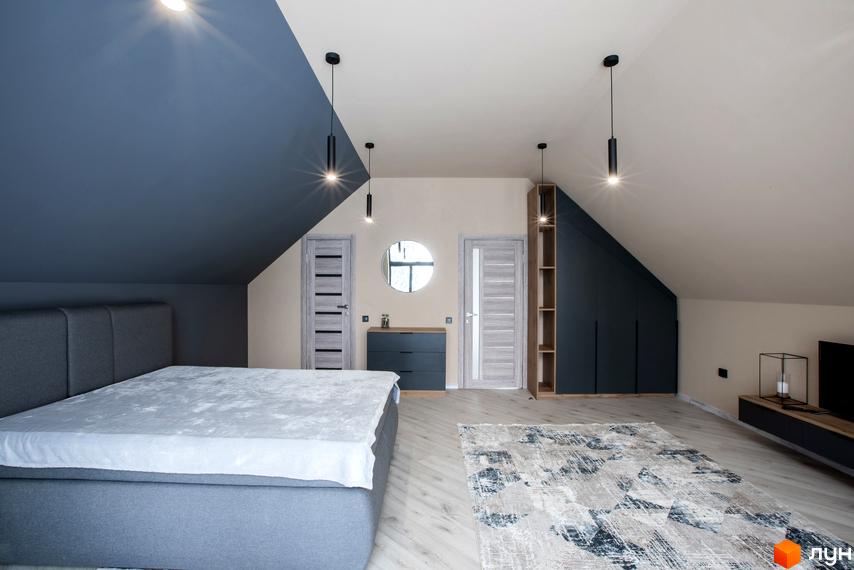 Простора спальня в Котеджному містечку Apex Panorama Hotel з похилою стелею, великим ліжком та вбудованими шафами.