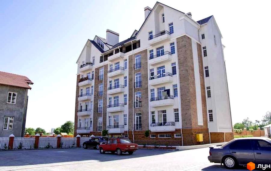 Житловий комплекс English house – це багатоповерхова новобудова зі світлим фасадом, цегляними вставками та балконами. Територія включає паркінг та огородження.