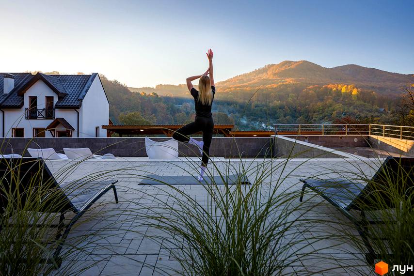 Apartel Shayan Villas - білий будинок з темною покрівлею та терасою. На території комплексу облаштовано зону відпочинку з шезлонгами та видом на гори.