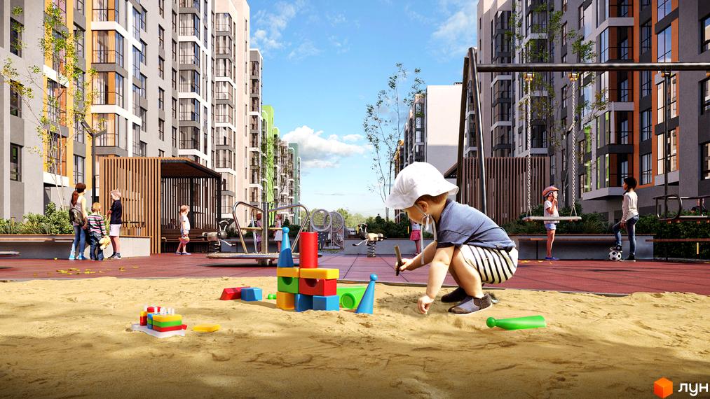 На фото дитячий майданчик біля багатоповерхових будинків ЖК Рідний Дім. Діти граються в пісочниці та на гойдалках.