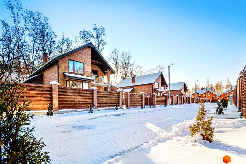 Котеджне містечко КМ Парк хаус. Цегляні будинки з дерев'яними парканами та засніженою вулицею взимку. Зовнішній вигляд новобудов та прибудинкової території.