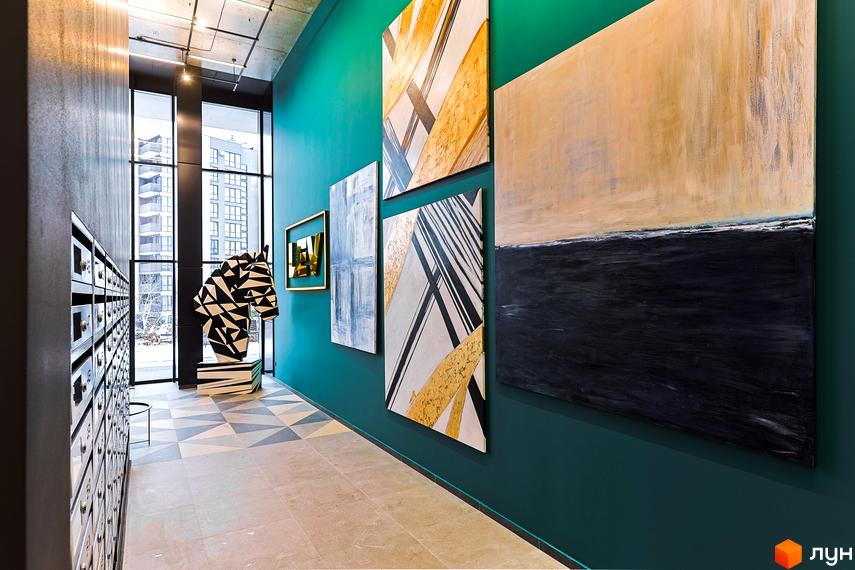 Житловий комплекс ARTHOUSE park: інтер'єр вестибюля з поштовими скриньками, панорамними вікнами, абстрактними картинами та скульптурою коня.