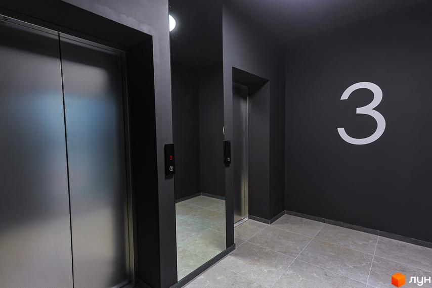 Внутрішній простір Житлового комплексу ARTHOUSE park: ліфтовий хол на третьому поверсі з двома ліфтами.