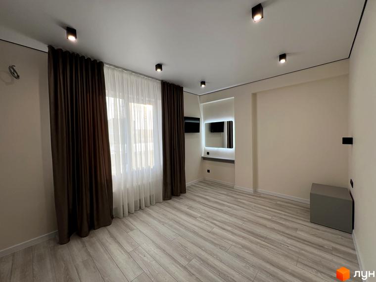 Клубний будинок „Васильченка“: простора кімната з великим вікном, шторами та сучасним освітленням. Огляд інтер'єру новобудови.