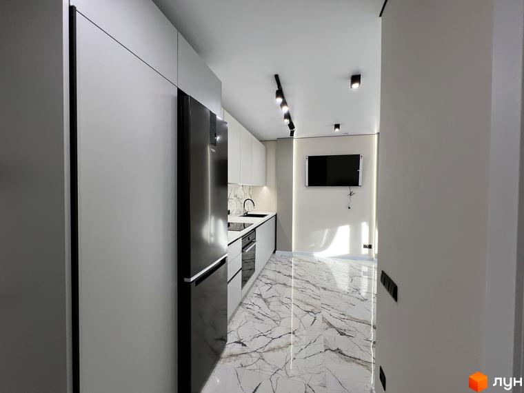 Сучасна кухня з мармуровою підлогою та вбудованою технікою в клубному будинку Васильченка. Просторий інтер'єр та функціональне планування.