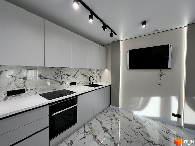 Сучасна кухня з мармуровим фартухом та вбудованою технікою. Стильний дизайн інтер'єру.
