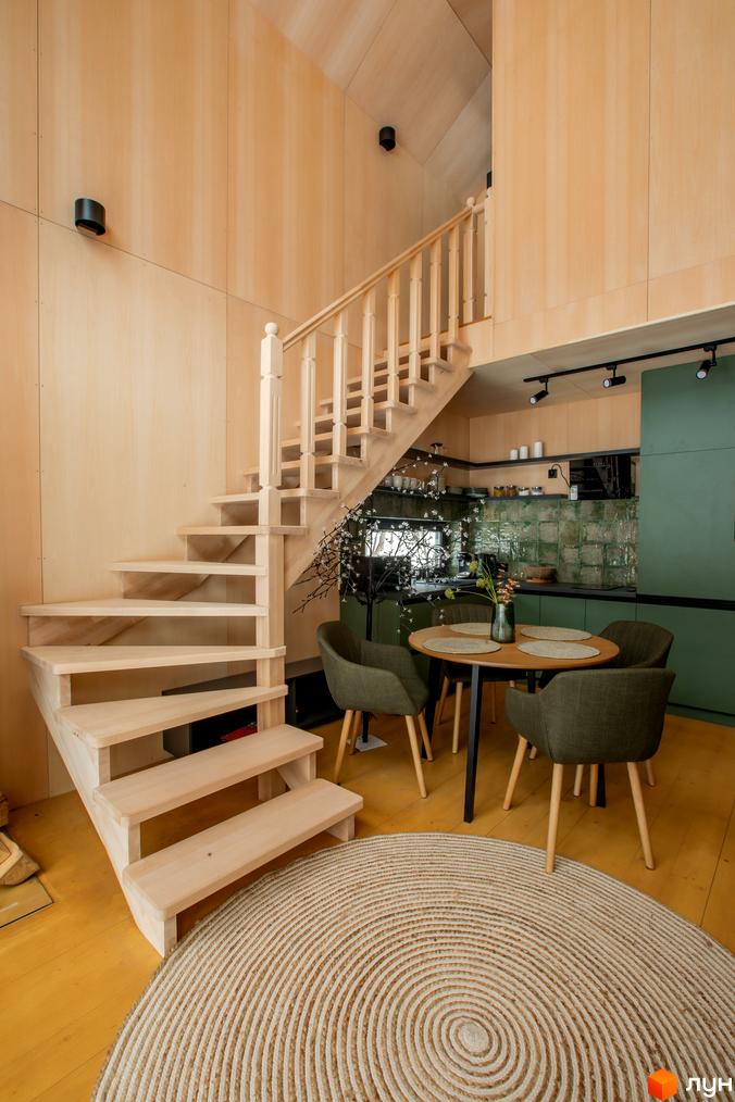 Інтер'єр котеджного містечка TYSHA з дерев'яними сходами та зоною кухні. Проєкт новобудови з акцентом на натуральні матеріали.