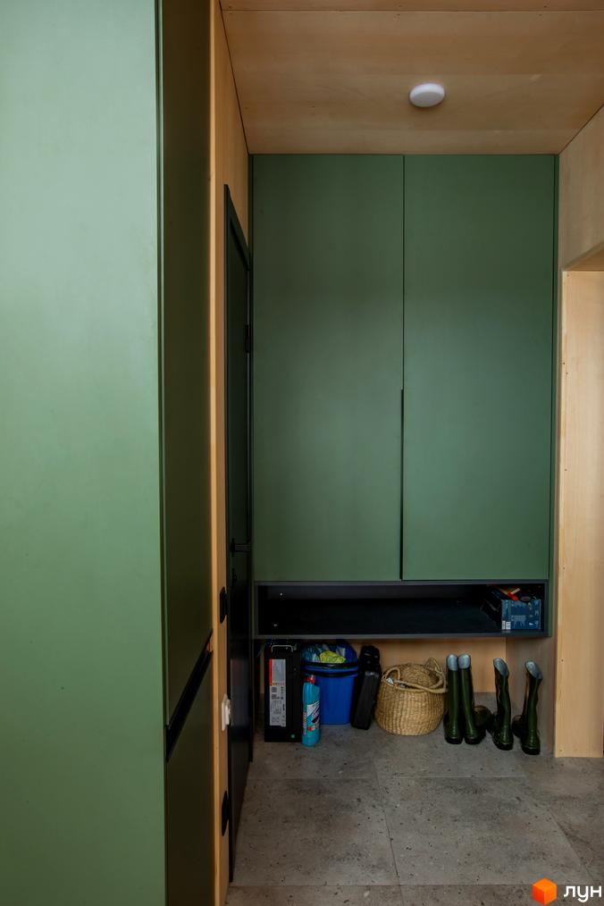 Котеджне містечко TYSHA: функціональна вхідна зона з місткими зеленими шафами та дерев'яними елементами.