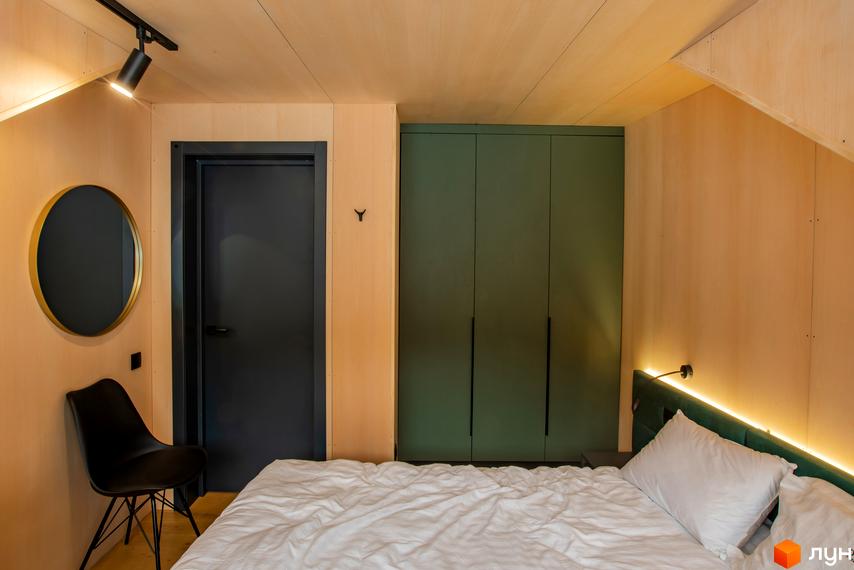 Спальня в будівельному проєкті КМ TYSHA з двоспальним ліжком, шафою та дзеркалом.