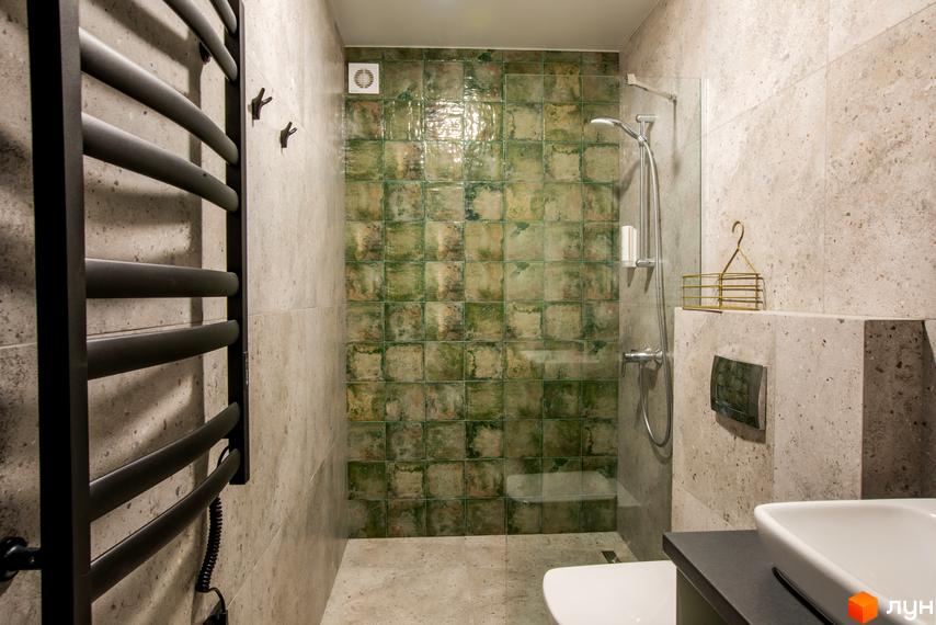 Сучасний дизайн ванної кімнати в новобудові КМ TYSHA з зеленою плиткою та душовою кабіною. Комплекс пропонує комфортне проживання.