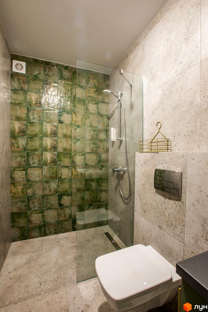 Сучасний дизайн ванної кімнати в житловому комплексі КМ TYSHA з зеленою плиткою та підвісним унітазом. Огляньте інтер'єр квартири.