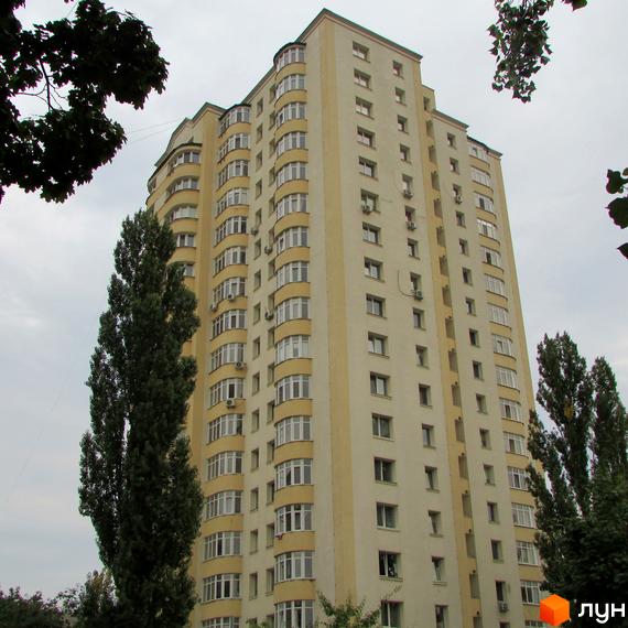 Житловий комплекс на вул. Гашека, 8а, з жовтою фасадною обробкою та великими вікнами, оточений зеленими деревами.