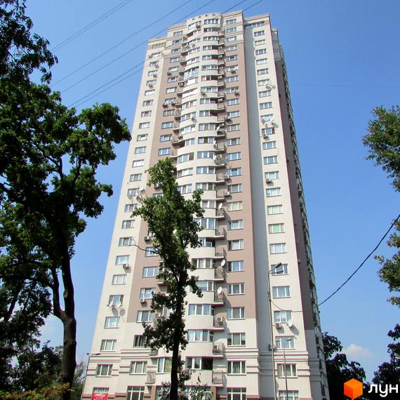 Житловий комплекс на вул. Львівська, 26а, висотний будинок з балконами, оточений зеленими деревами та прибудинковою територією.
