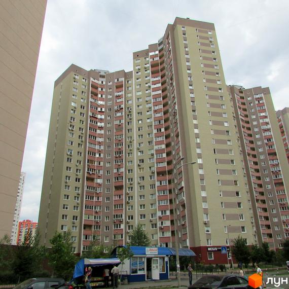 Житловий комплекс на вул. Урлівська, 36, з висотними будинками та прибудинковою територією з зеленими насадженнями.