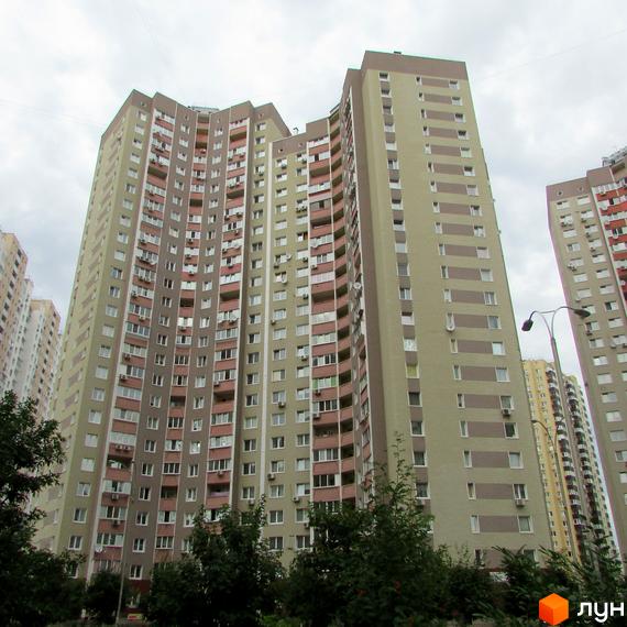Житловий комплекс на вул. Урлівська, 36, з високими будинками та зеленими насадженнями на прибудинковій території.