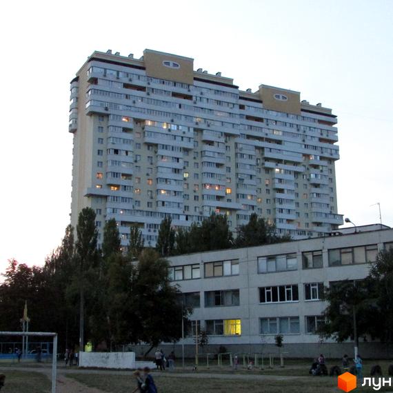 Житловий комплекс Зелений мис з багатоповерховим будинком та прибудинковою територією з зеленими насадженнями.