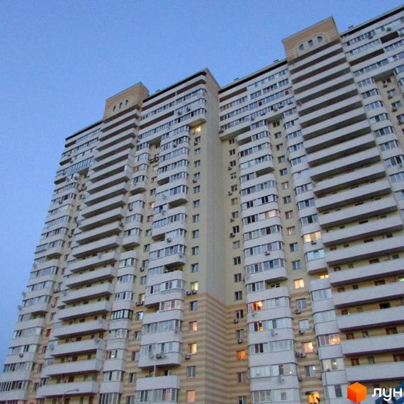 Зовнішній вигляд житлового комплексу ЖК Зелений мис з балконами та великими вікнами. Прибудинкова територія з зеленими насадженнями.