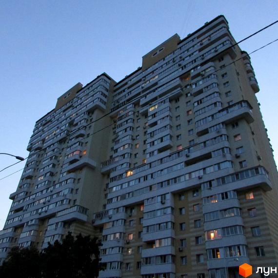 Житловий комплекс Зелений мис з висотними будинками та балконами. Прибудинкова територія з зеленими насадженнями та освітленням.