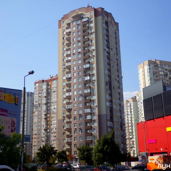 Житловий комплекс ЖК Троєщина з висотними будинками та прибудинковою територією, озелененням і паркувальними місцями.