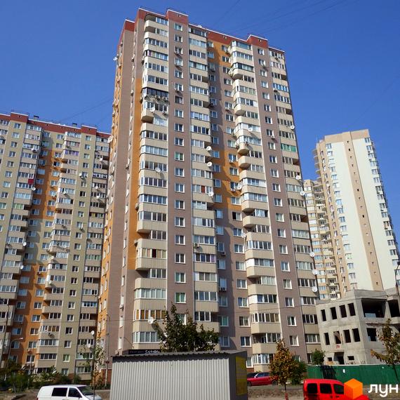 Зовнішній вигляд будинку житлового комплексу Троєщина з балконами та прибудинковою територією.