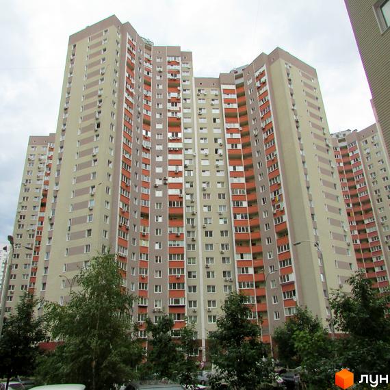Житловий комплекс на вул. Урлівська, 34а з багатоповерховими будинками та зеленими насадженнями на прибудинковій території.