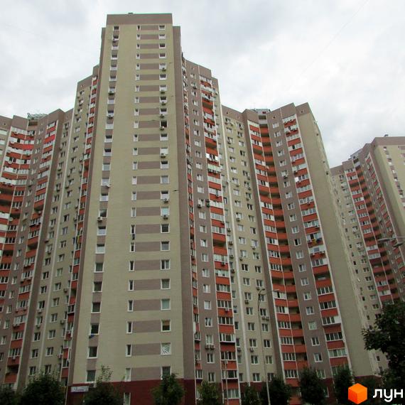 Житловий комплекс на вул. Урлівська, 34а з висотними будинками та зеленими насадженнями на прибудинковій території.