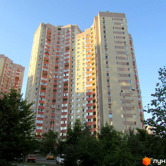 Житловий комплекс на вул. Урлівська, 30, з висотними будинками та зеленими насадженнями на прибудинковій території.