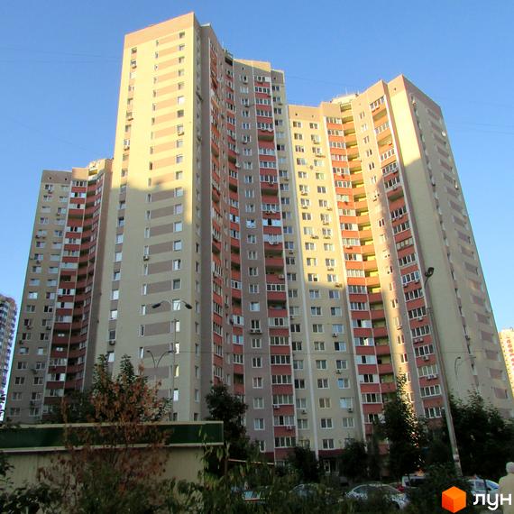 Житловий комплекс на вул. Урлівська, 30, з багатоповерховим будинком та зеленою прибудинковою територією.