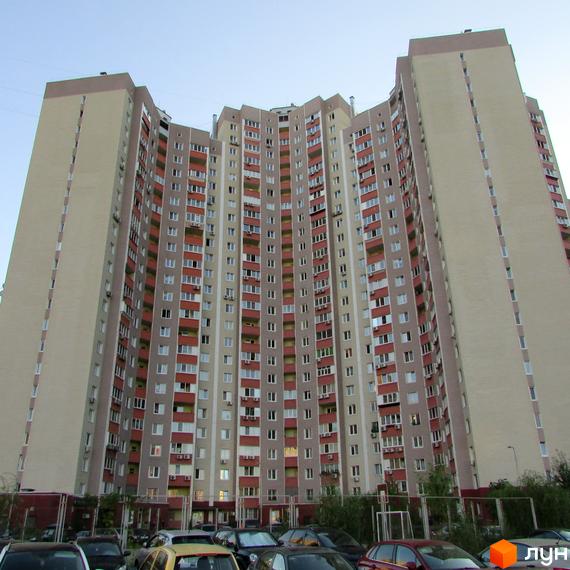 Житловий комплекс на вул. Урлівська, 30, з висотними будинками та прибудинковою територією з паркувальними місцями.