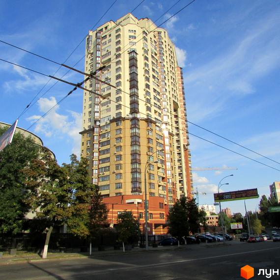 Житловий комплекс на вул. Солом'янська, 15а, висотна будівля з балконами та прибудинковою територією з зеленими насадженнями.