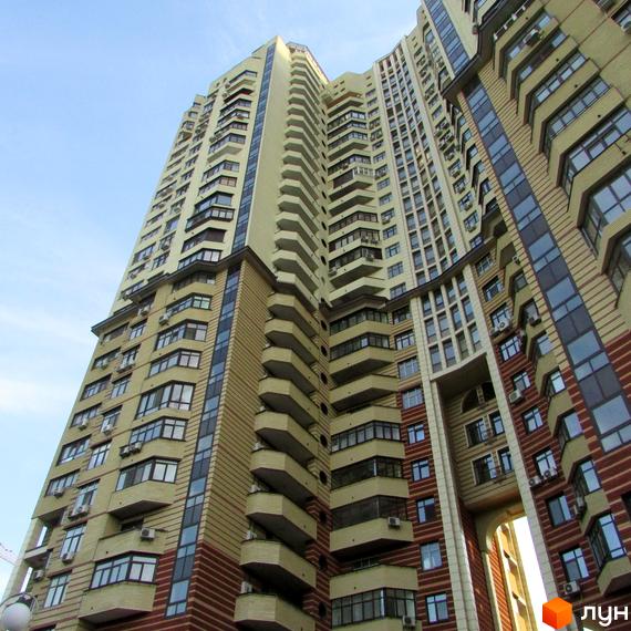 Житловий комплекс на вул. Солом'янська, 15а, з сучасною архітектурою та прибудинковою територією.