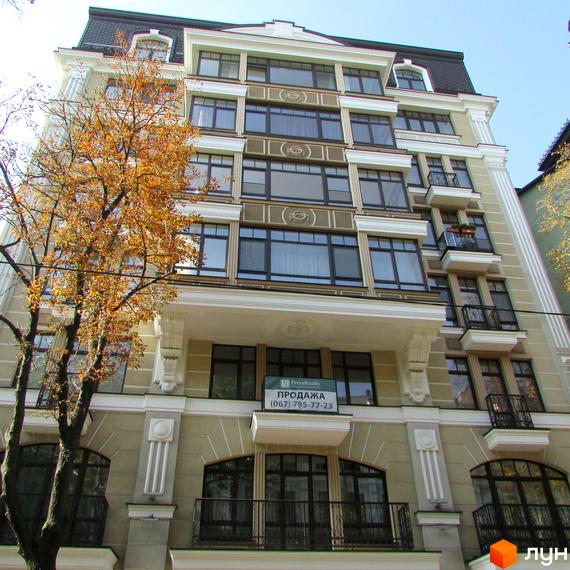 Житловий комплекс на вул. Десятинна, 11, з фасадом з великими вікнами та балконами, оточений деревами.