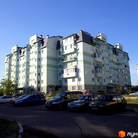 Житловий комплекс на вул. Дяченка, сучасна будівля з балконами та прибудинковою територією, паркувальні місця для автомобілів.