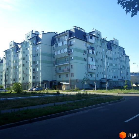 Житловий комплекс на вул. Дяченка (Бортничі), 20, 20а, 20б, 20в: багатосекційний будинок світло-зеленого кольору з темним дахом. Поруч дорога та зелена зона.