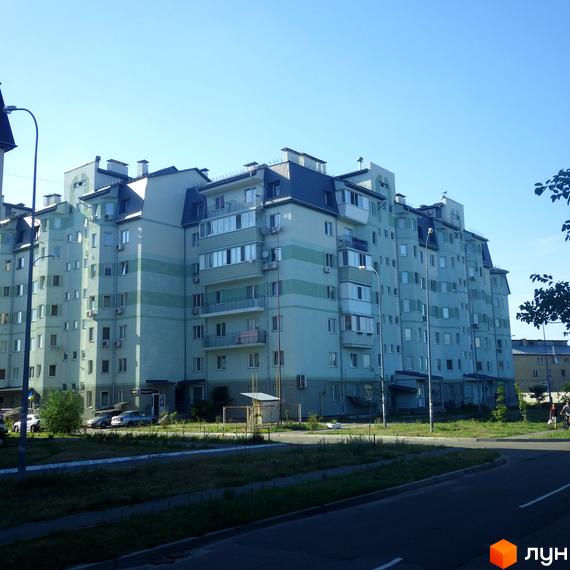 Житловий комплекс на вул. Дяченка, Бортничі. Вид на будинок з прибудинковою територією та зеленими насадженнями.