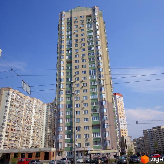 Житловий комплекс на вул. Радунська, 2/18, висотна будівля з великими вікнами та прибудинковою територією.