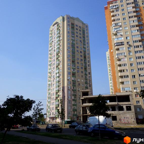 Вигляд житлового комплексу на вул. Радунська, 2/18 з висотними будинками та прибудинковою територією, де припарковані автомобілі.