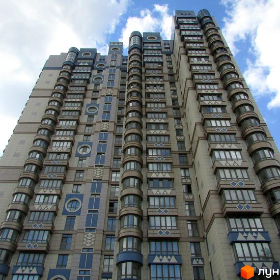 Новобудова Липська вежа: висока будівля з бежево-синіми фасадами, що має багато вікон, округлі елементи та декоративні ромбовидні візерунки.