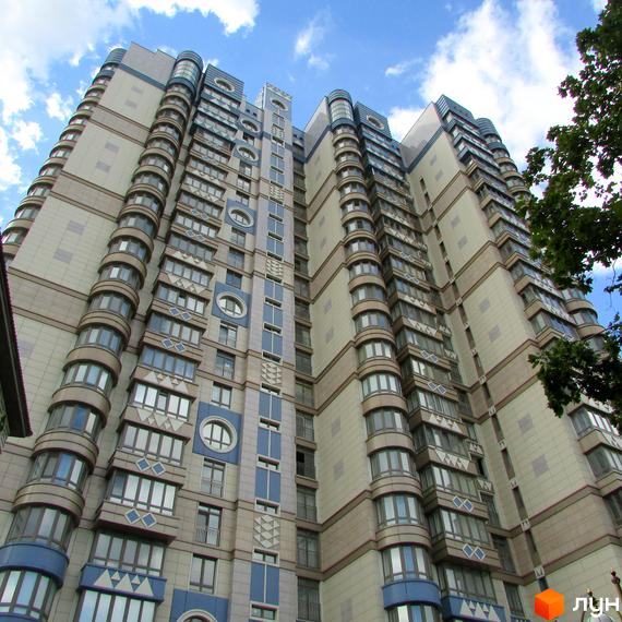 Житловий комплекс Липська вежа з сучасною архітектурою та прибудинковою територією, озелененою деревами.