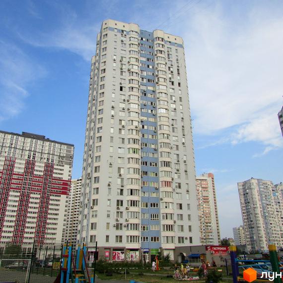 Житловий комплекс на вул. Олени Пчілки, 6, з сучасною архітектурою та прибудинковою територією з дитячим майданчиком.